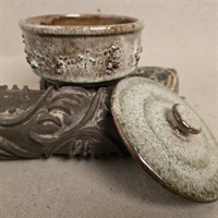 rund-keramik-krukke-låg-grøn-creme-glaseret-Irland